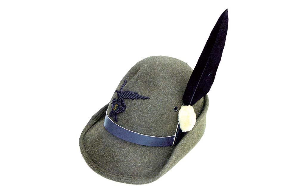 Sai da dove deriva il tipico cappello degli Alpini? - Thriller